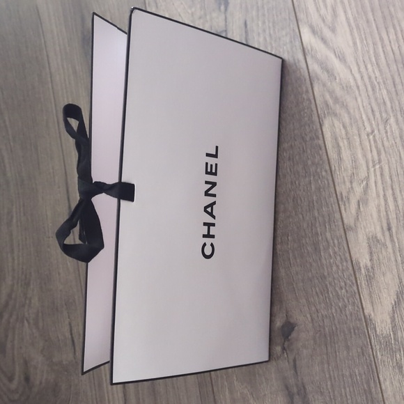Chanel Gift Bag w/Confetti Rose Petal Design Tie Closure & Card/Sleeve - Picture 6 of 15